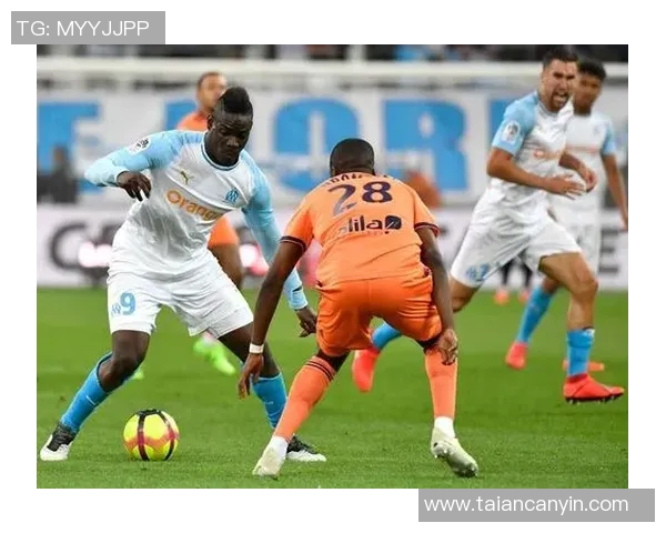 足球球星因伤跛脚依然活跃赛场证明坚韧不拔的职业精神